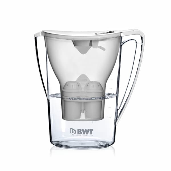 Wasser - ein nicht zu vernachlässigendes Thema!
<br/>
<br/>
Wasser hat sehr großen Einfluss auf die Wartungszyklen Ihrer Maschine und auf den Geschmack Ihres Kaffees. Was also tun?
<li>
> Eine ideale Wasserhärte für die Kaffee- oder Teezubereitung sollte zwischen 4 und 8° dH liegen. Wenn Ihr Wasser das erfüllt, können Sie das Leitungswasser ohne bedenken verwenden.</li><li>
> Prüfen oder erfragen Sie die Wasserhärte Ihres Leitungswassers (Achtung, die Wasserhärte kann auch innerhalb einzelner Gemeinden / Stadtteilen schwanken!)</li><li>
> Ist Ihr Wasser härter - bzw. hat Ihr Leitungswasser einen höheren Wert als 8° dH haben Sie mehrere Möglichkeiten
<br/>
<br/>
a) Filtern Sie Ihr Leitungswasser mit einer Filterkanne (oder bei Festinstallation mit einer installierten Filterkartusche). Achtung, in manchen Regionen ist das Wasser so hart,  dass ein Tischfilter den Calziumgehalt nicht dauerhaft unter die geforderten 8° dH absenkt.
<br/>
<br/>
b) Einzelne Hersteller bieten für Ihre Maschinen auch Filterkartuschen zum Einbau in den Wassertank der Maschine an.
<br/>
<br/>
c) Verwenden Sie gekauftes, stilles Mineralwasser mit niedrigem Calzium Gehalt und höherem Magnesium Gehalt.
